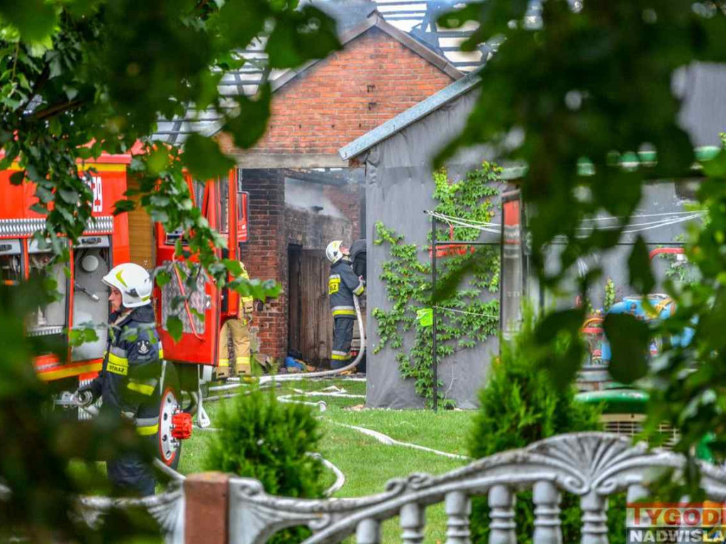 Gm. Gorzyce. 5 zastępów straży gasiło pożar w Orliskach. Budynek gospodarczy spłonął doszczętnie [zdjęcia]
