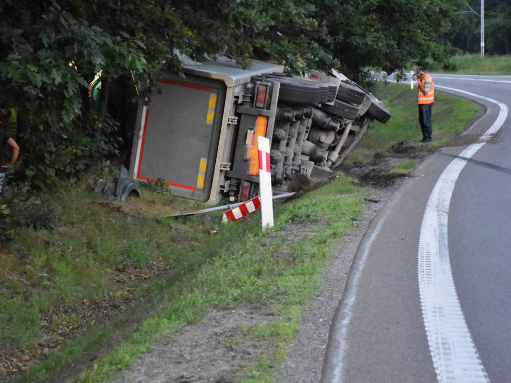 Tir w rowie na krajowej 