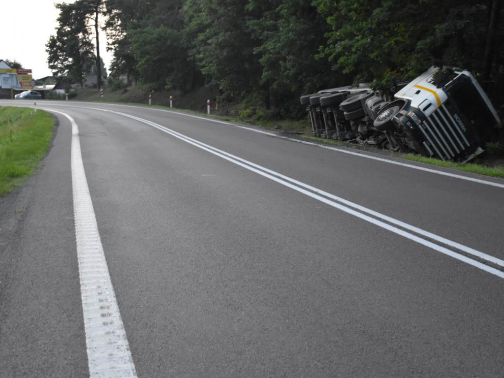 Tir w rowie na krajowej 