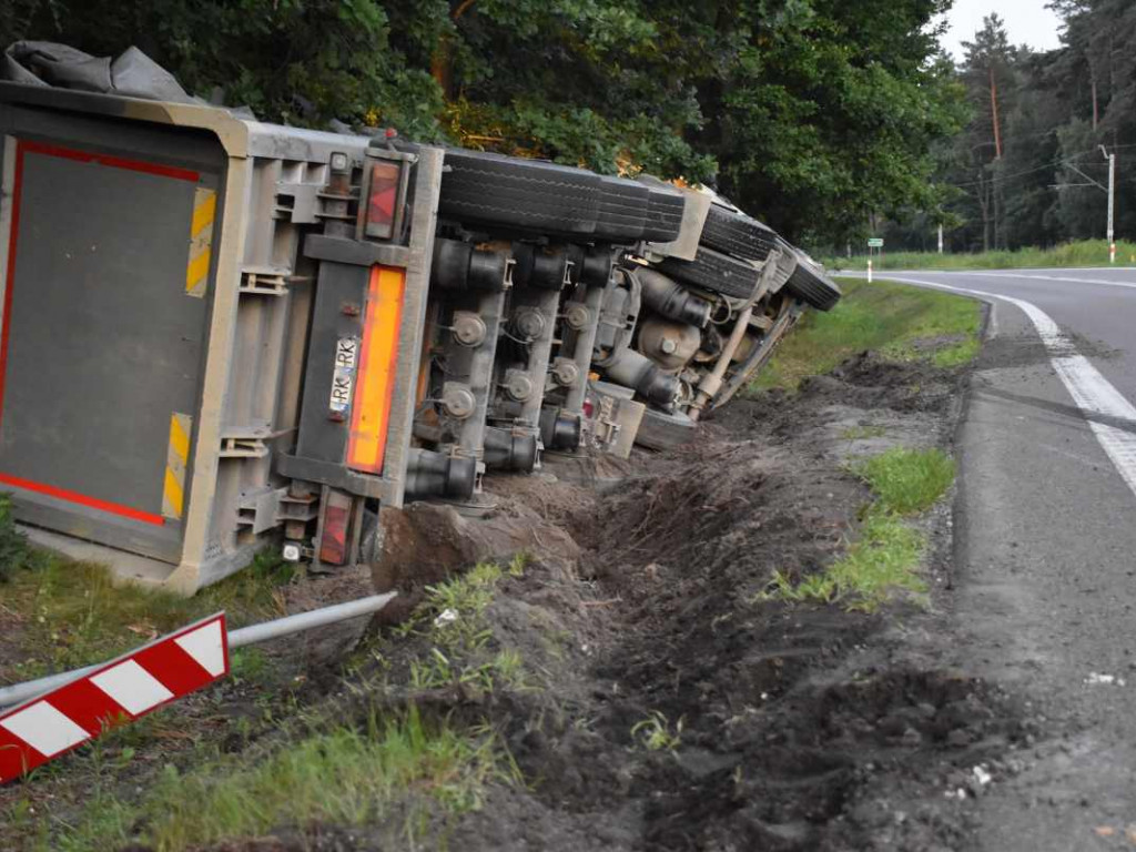 Tir w rowie na krajowej 