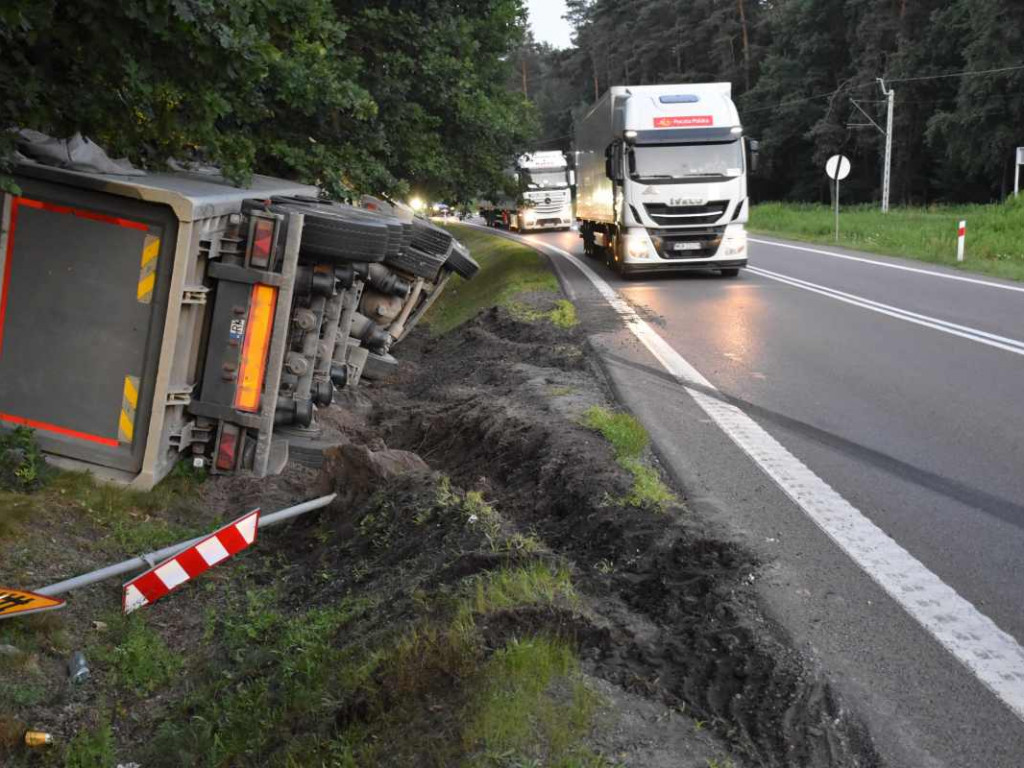 Tir w rowie na krajowej 