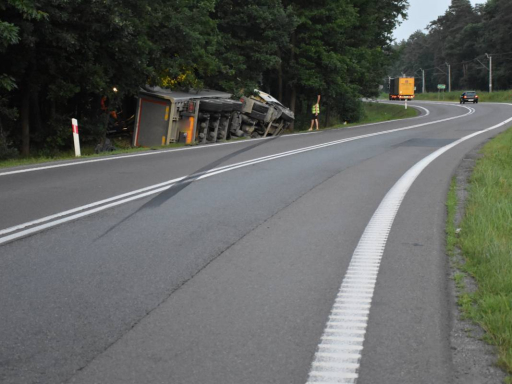 Tir w rowie na krajowej 