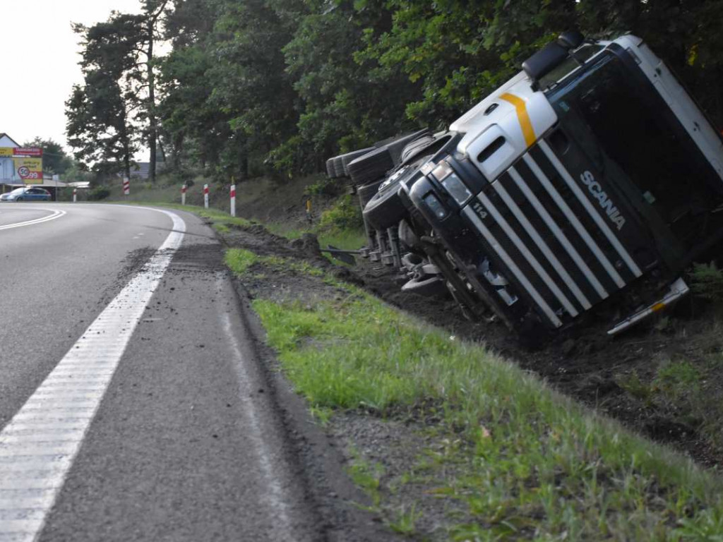 Tir w rowie na krajowej 
