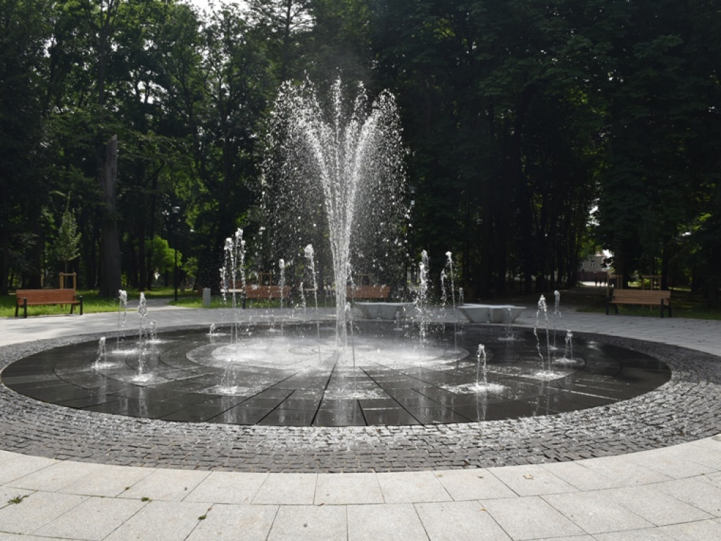 Sandomierz. Prace w parku zakończone. Ruszyła fontanna [zdjęcia]