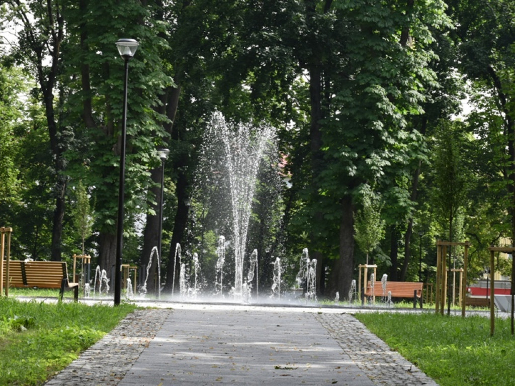 Sandomierz. Prace w parku zakończone. Ruszyła fontanna [zdjęcia]