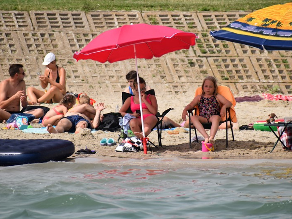 Upał i tłumy w środę nad Jeziorem Tarnobrzeskim. Znajdź siebie na zdjęciach! [GALERIA]