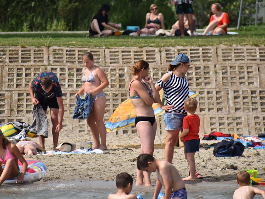 Upał i tłumy w środę nad Jeziorem Tarnobrzeskim. Znajdź siebie na zdjęciach! [GALERIA]