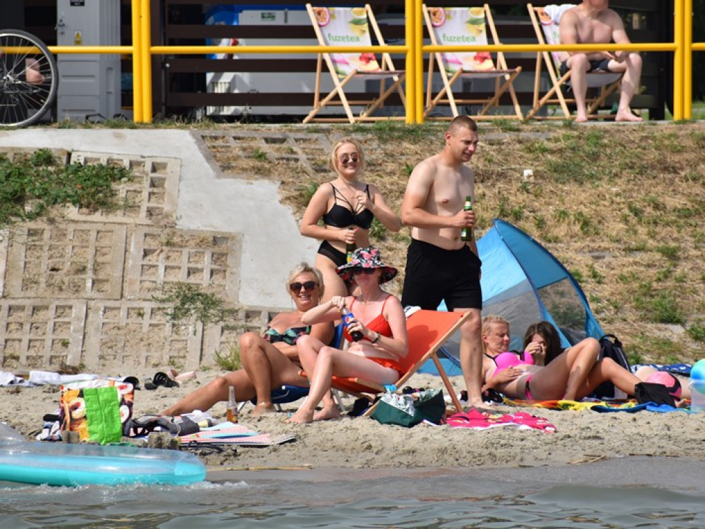 Upał i tłumy w środę nad Jeziorem Tarnobrzeskim. Znajdź siebie na zdjęciach! [GALERIA]