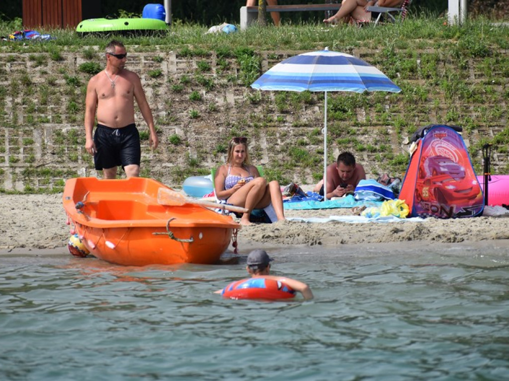 Upał i tłumy w środę nad Jeziorem Tarnobrzeskim. Znajdź siebie na zdjęciach! [GALERIA]