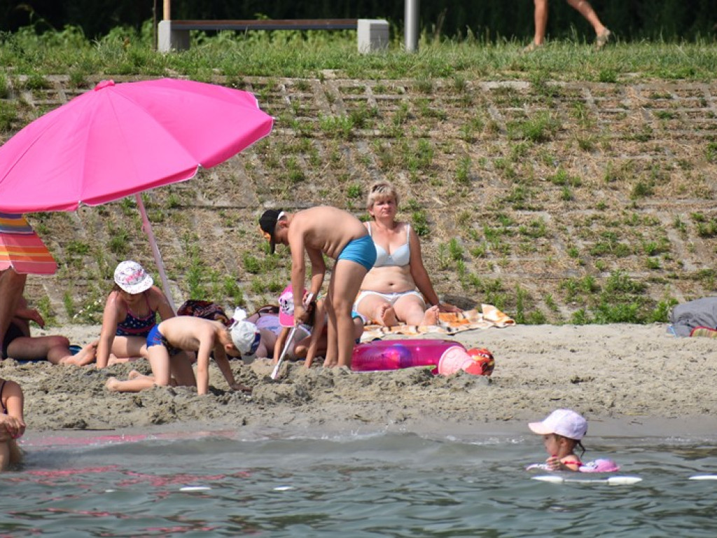 Upał i tłumy w środę nad Jeziorem Tarnobrzeskim. Znajdź siebie na zdjęciach! [GALERIA]