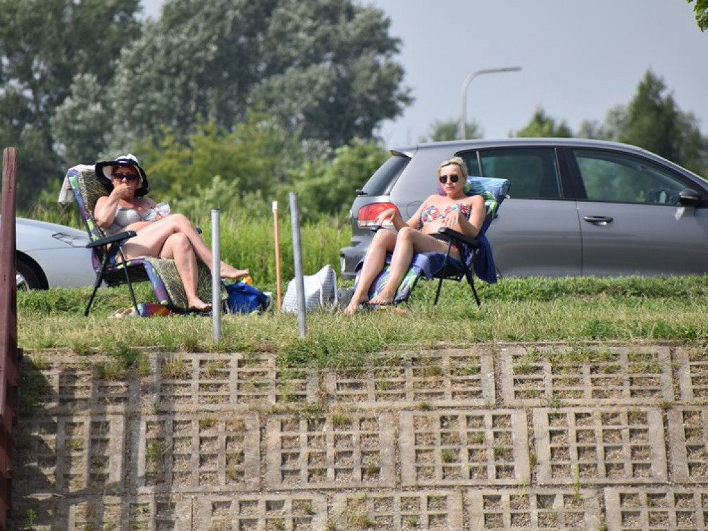 Upał i tłumy w środę nad Jeziorem Tarnobrzeskim. Znajdź siebie na zdjęciach! [GALERIA]