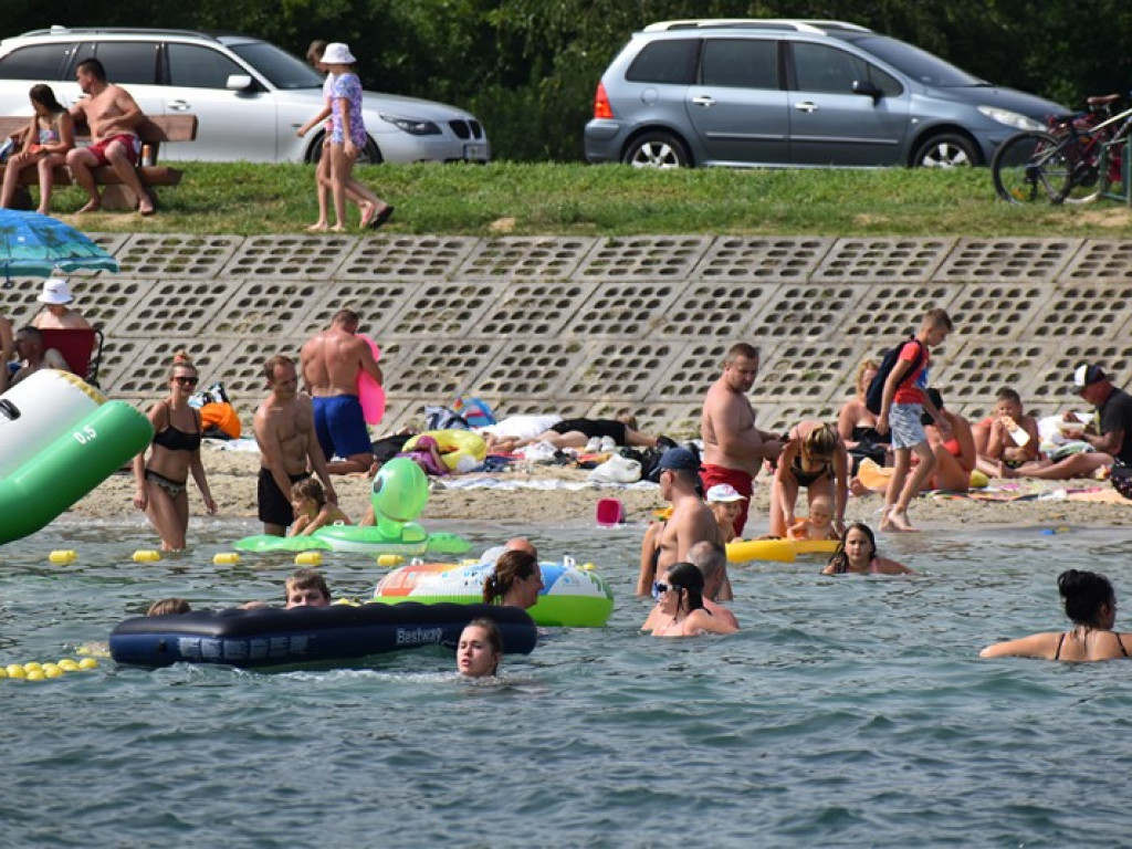 Upał i tłumy w środę nad Jeziorem Tarnobrzeskim. Znajdź siebie na zdjęciach! [GALERIA]