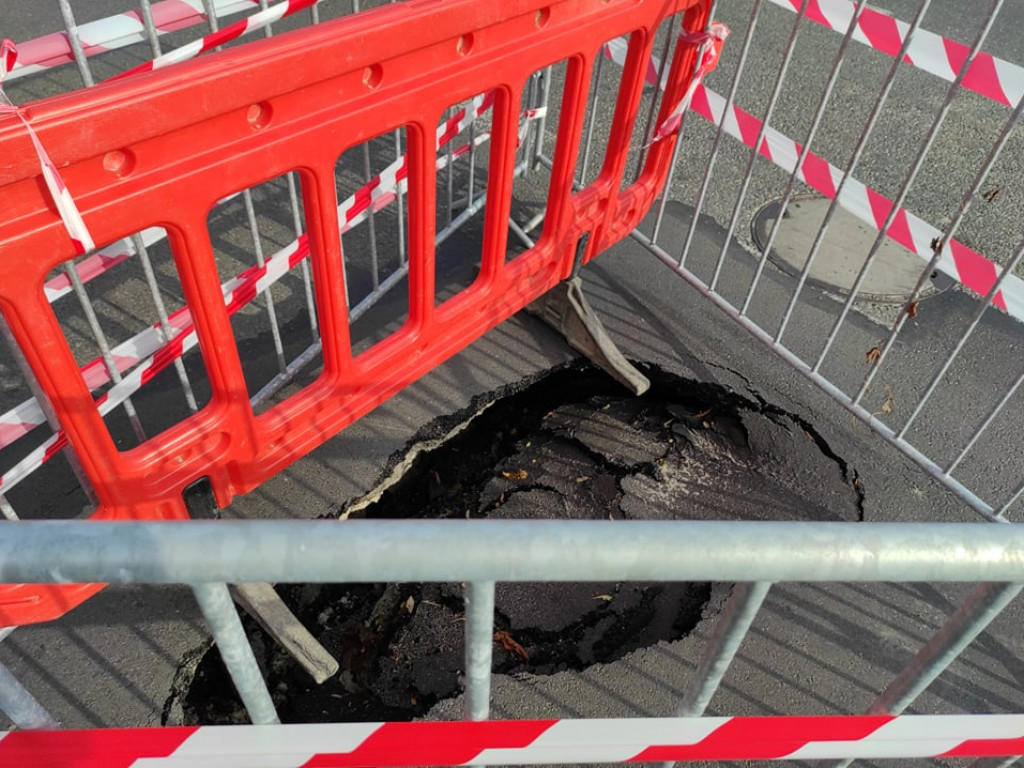 Duża dziura na środku skrzyżowania w Tarnobrzegu [zdjęcia]