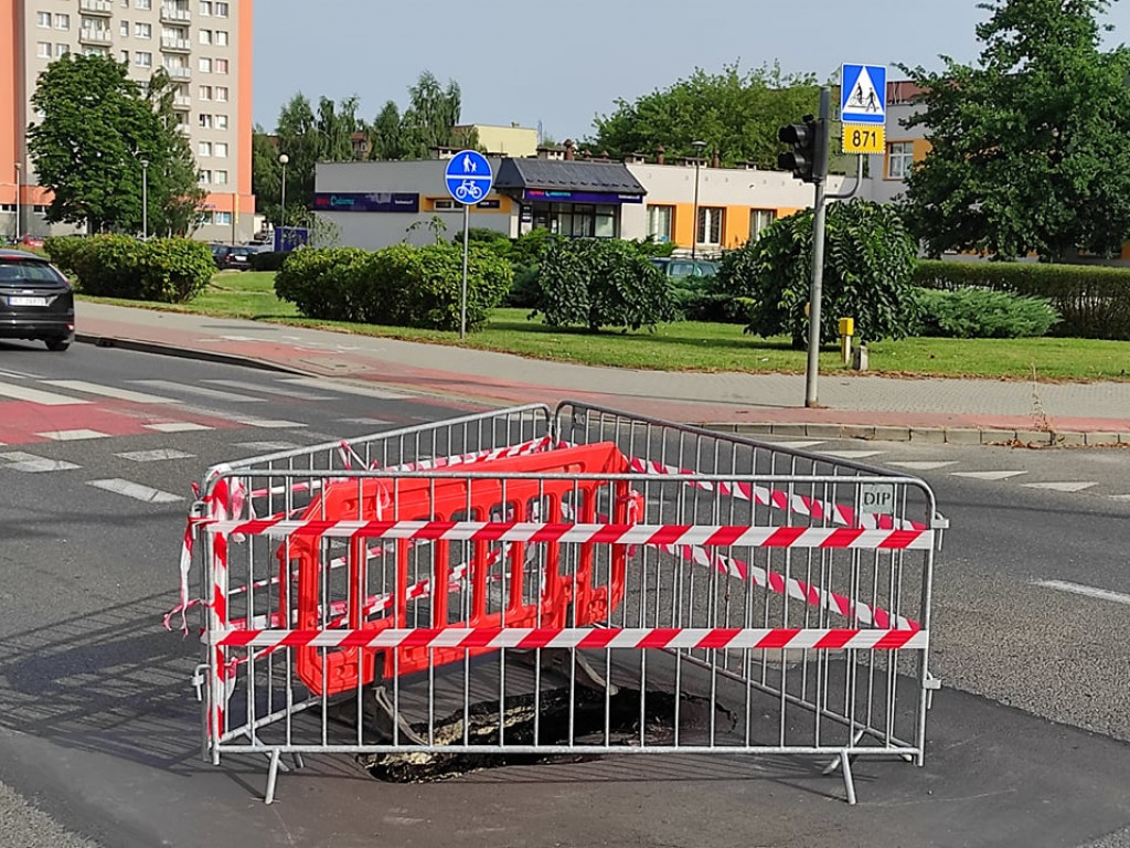 Duża dziura na środku skrzyżowania w Tarnobrzegu [zdjęcia]