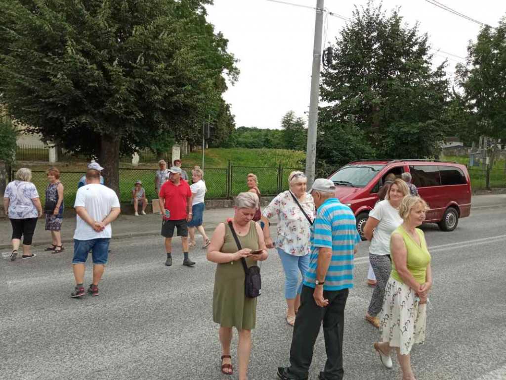 Kolejny protest w Klimontowie. Mieszkańcy zablokowali drogę wojewódzką [zdjęcia]