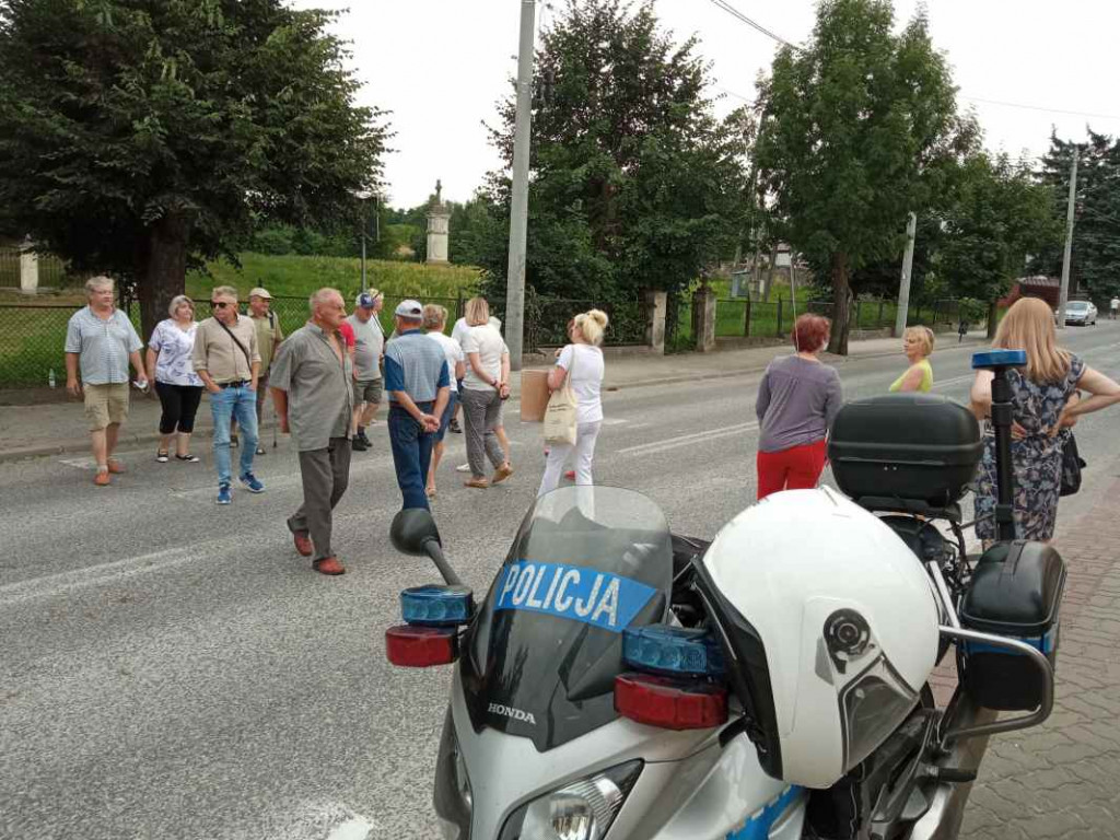 Kolejny protest w Klimontowie. Mieszkańcy zablokowali drogę wojewódzką [zdjęcia]