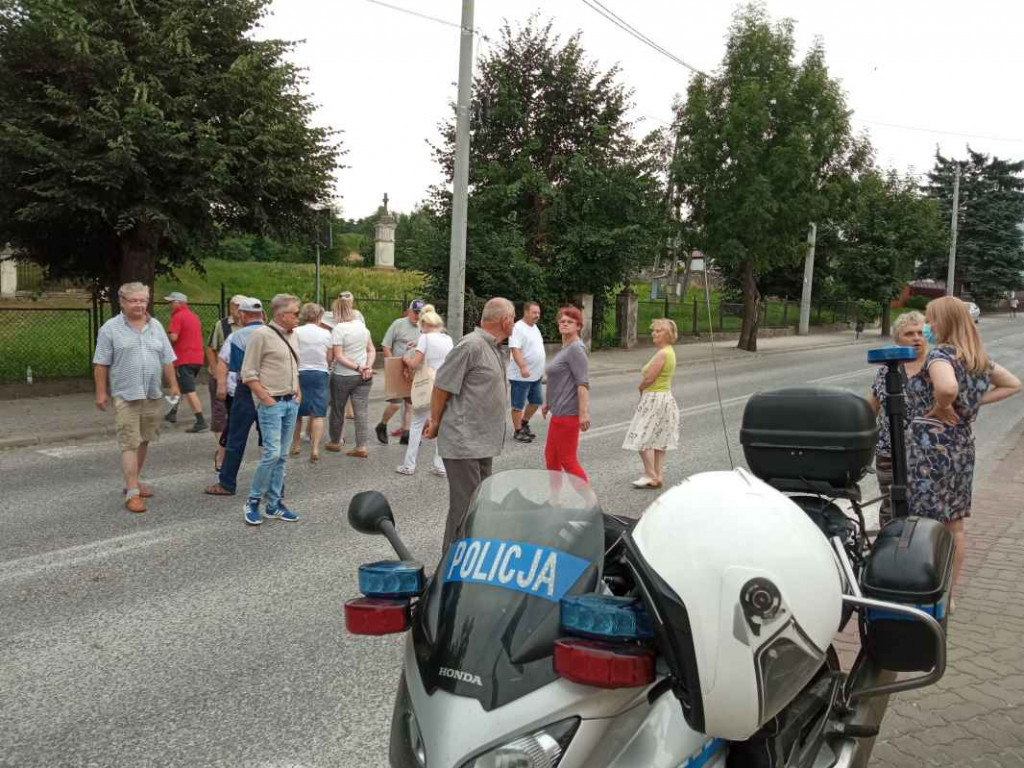 Kolejny protest w Klimontowie. Mieszkańcy zablokowali drogę wojewódzką [zdjęcia]