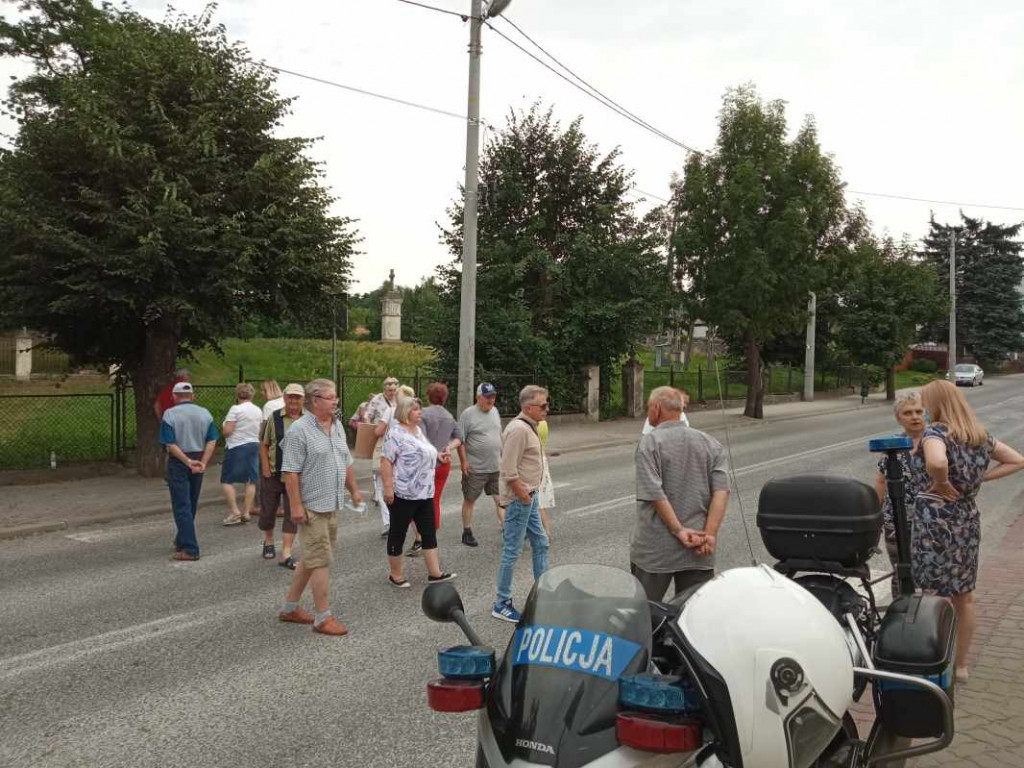 Kolejny protest w Klimontowie. Mieszkańcy zablokowali drogę wojewódzką [zdjęcia]
