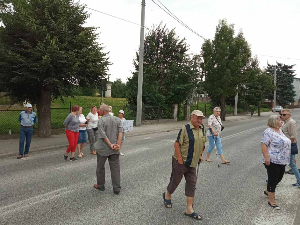 Kolejny protest w Klimontowie. Mieszkańcy zablokowali drogę wojewódzką [zdjęcia]