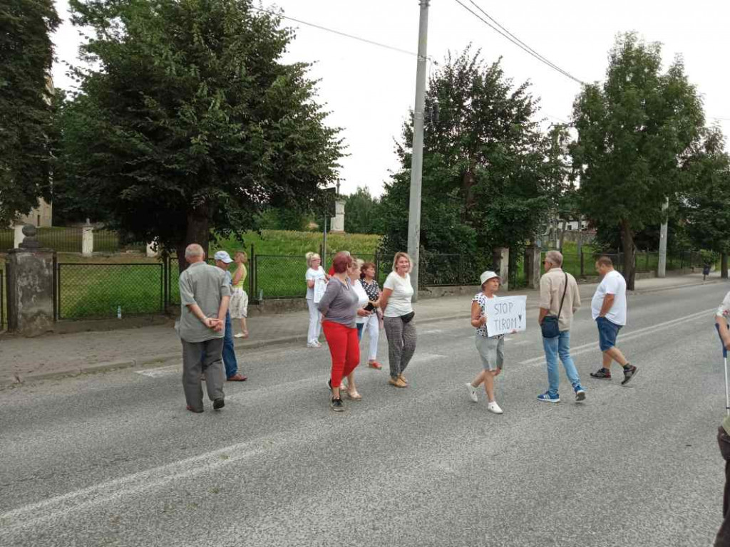 Kolejny protest w Klimontowie. Mieszkańcy zablokowali drogę wojewódzką [zdjęcia]