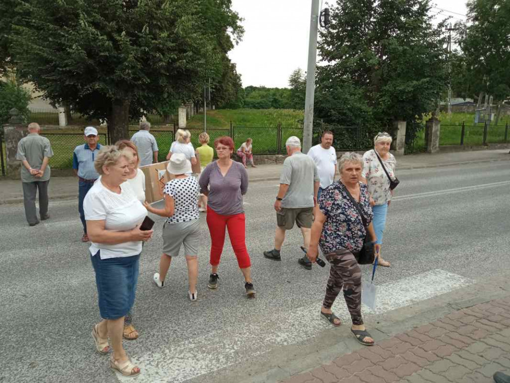 Kolejny protest w Klimontowie. Mieszkańcy zablokowali drogę wojewódzką [zdjęcia]