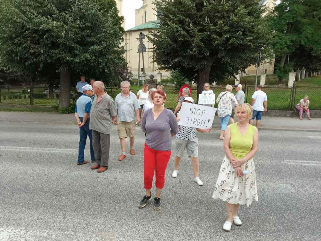 Kolejny protest w Klimontowie. Mieszkańcy zablokowali drogę wojewódzką [zdjęcia]