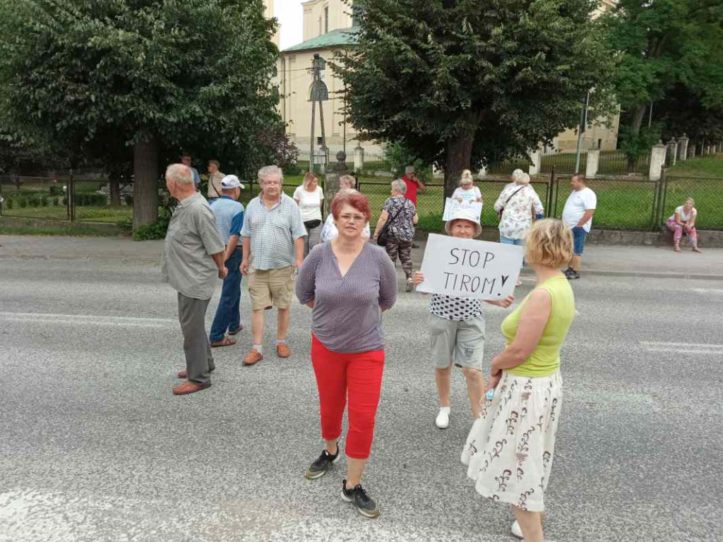 Kolejny protest w Klimontowie. Mieszkańcy zablokowali drogę wojewódzką [zdjęcia]
