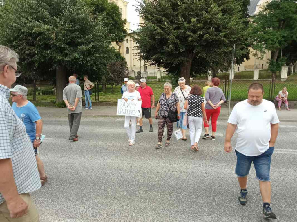 Kolejny protest w Klimontowie. Mieszkańcy zablokowali drogę wojewódzką [zdjęcia]