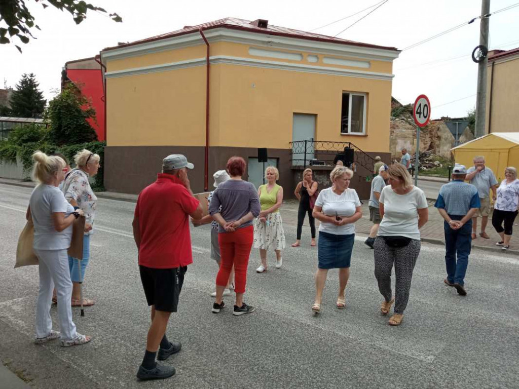 Kolejny protest w Klimontowie. Mieszkańcy zablokowali drogę wojewódzką [zdjęcia]