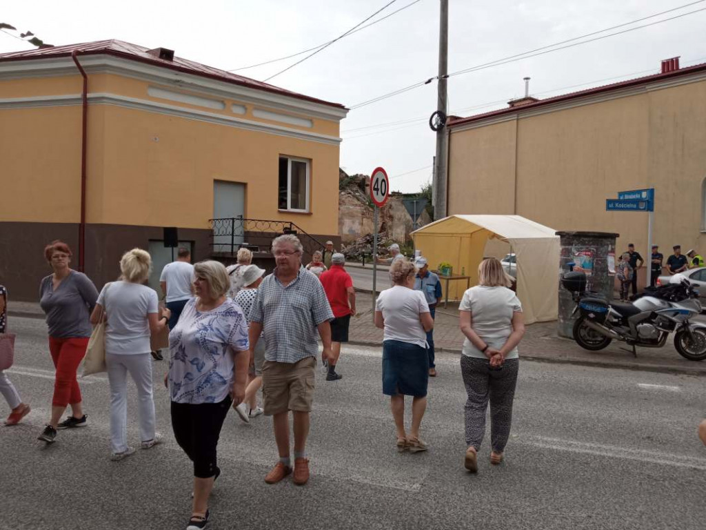 Kolejny protest w Klimontowie. Mieszkańcy zablokowali drogę wojewódzką [zdjęcia]