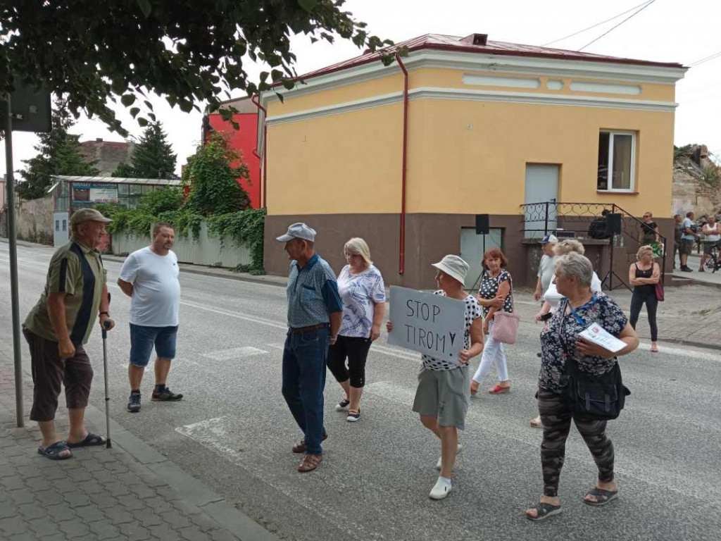 Kolejny protest w Klimontowie. Mieszkańcy zablokowali drogę wojewódzką [zdjęcia]