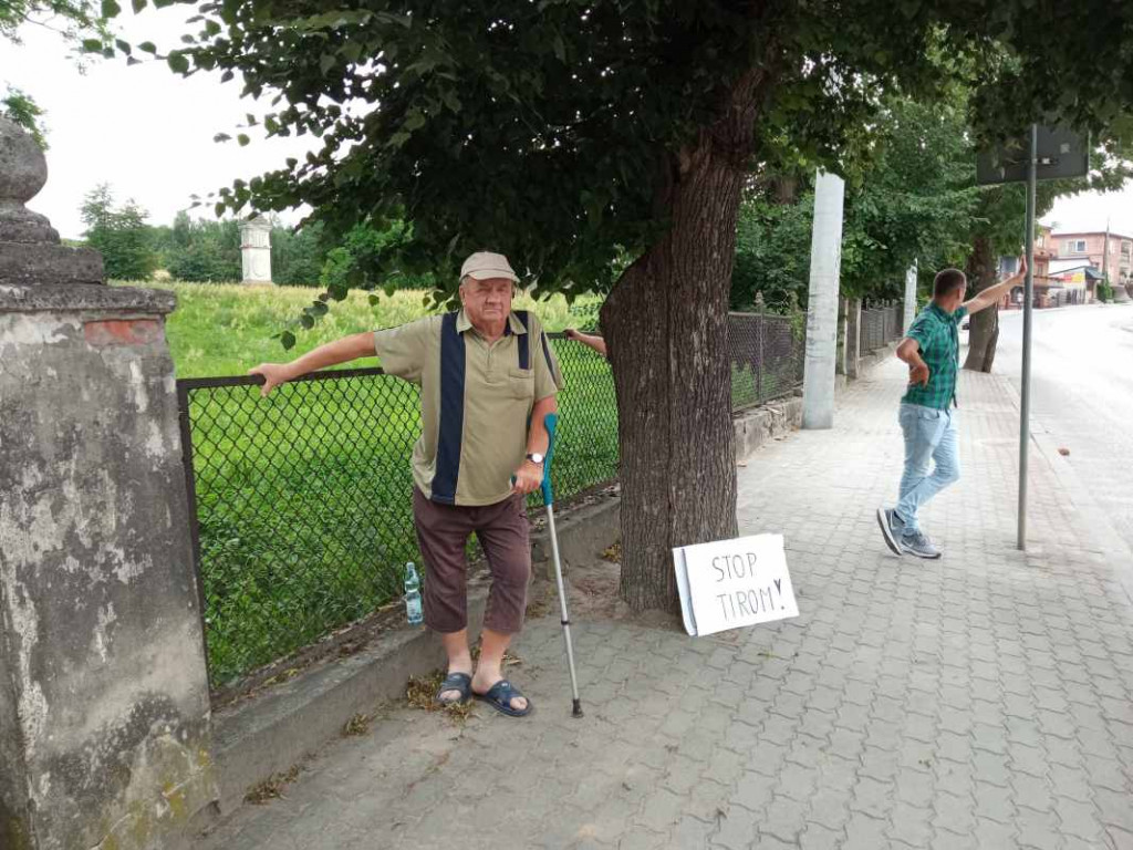 Kolejny protest w Klimontowie. Mieszkańcy zablokowali drogę wojewódzką [zdjęcia]