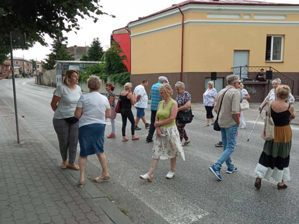 Kolejny protest w Klimontowie. Mieszkańcy zablokowali drogę wojewódzką [zdjęcia]