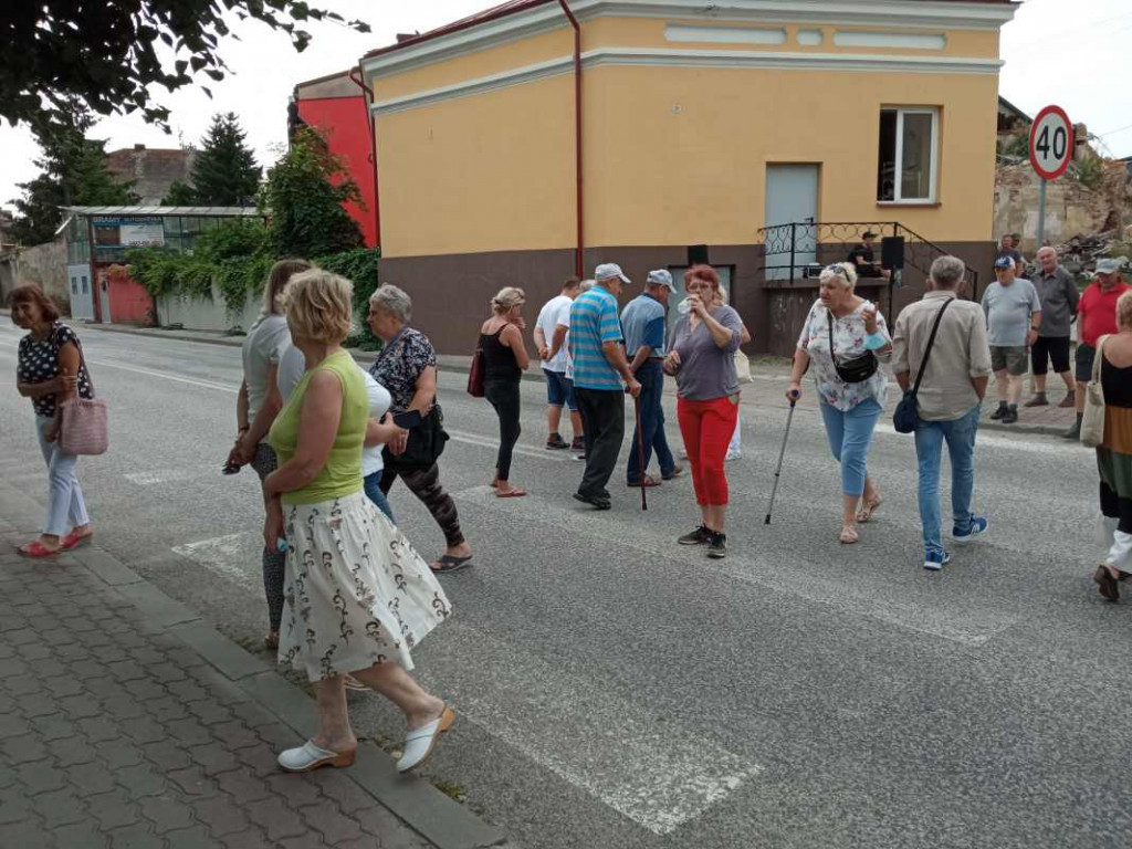 Kolejny protest w Klimontowie. Mieszkańcy zablokowali drogę wojewódzką [zdjęcia]