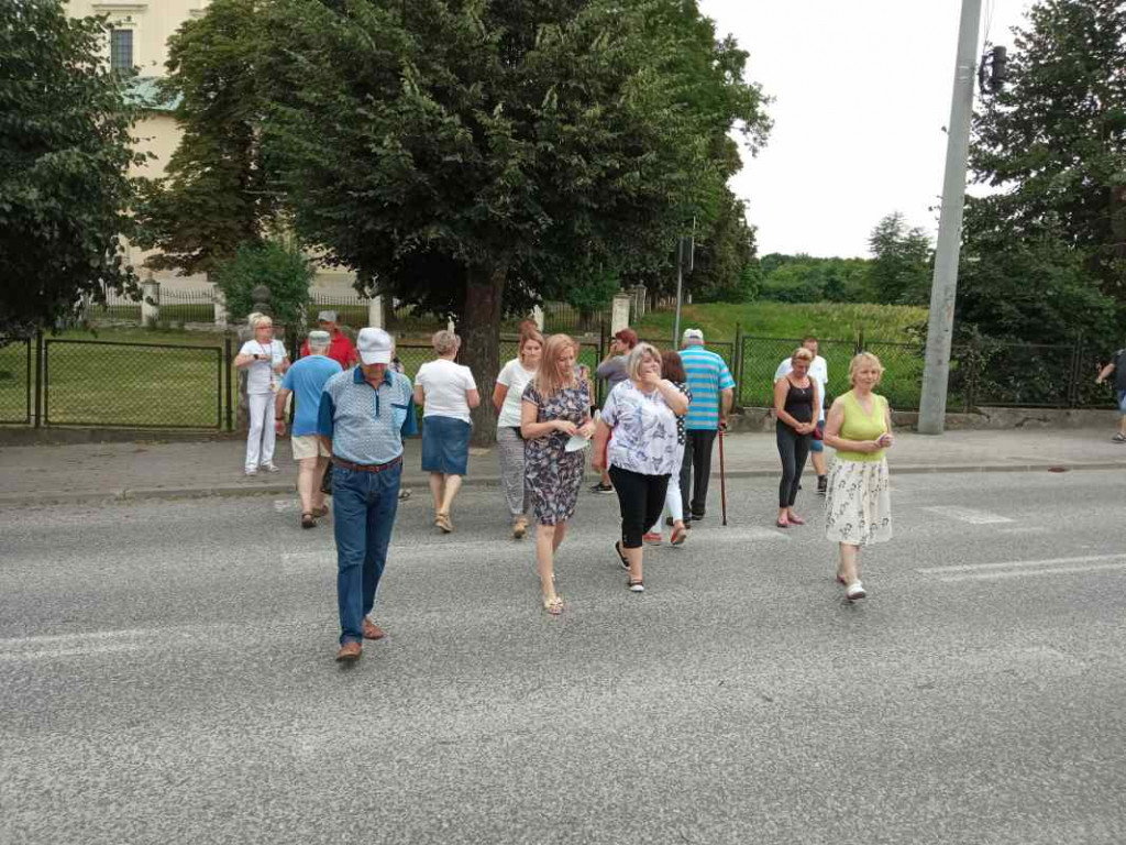 Kolejny protest w Klimontowie. Mieszkańcy zablokowali drogę wojewódzką [zdjęcia]