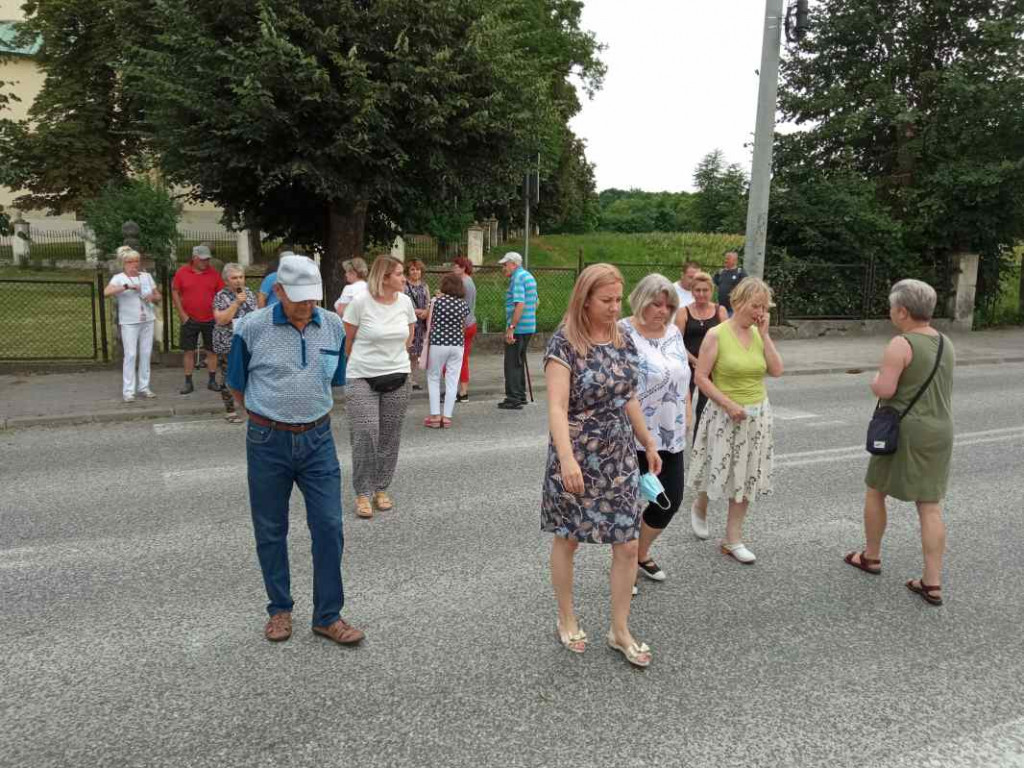 Kolejny protest w Klimontowie. Mieszkańcy zablokowali drogę wojewódzką [zdjęcia]