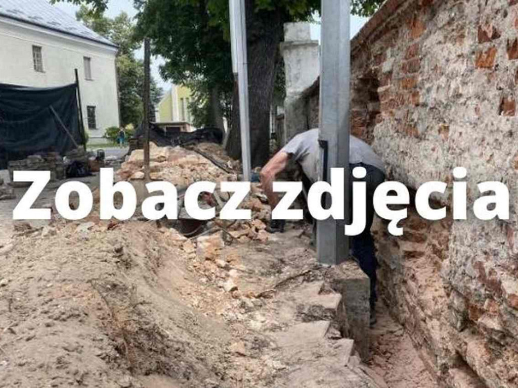 Tarnobrzeg. Rozpoczął się drugi etap prac przy murze obok klasztoru Dominikanów [zdjęcia]