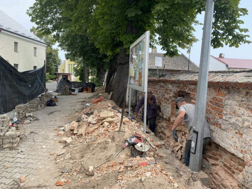 Tarnobrzeg. Rozpoczął się drugi etap prac przy murze obok klasztoru Dominikanów [zdjęcia]
