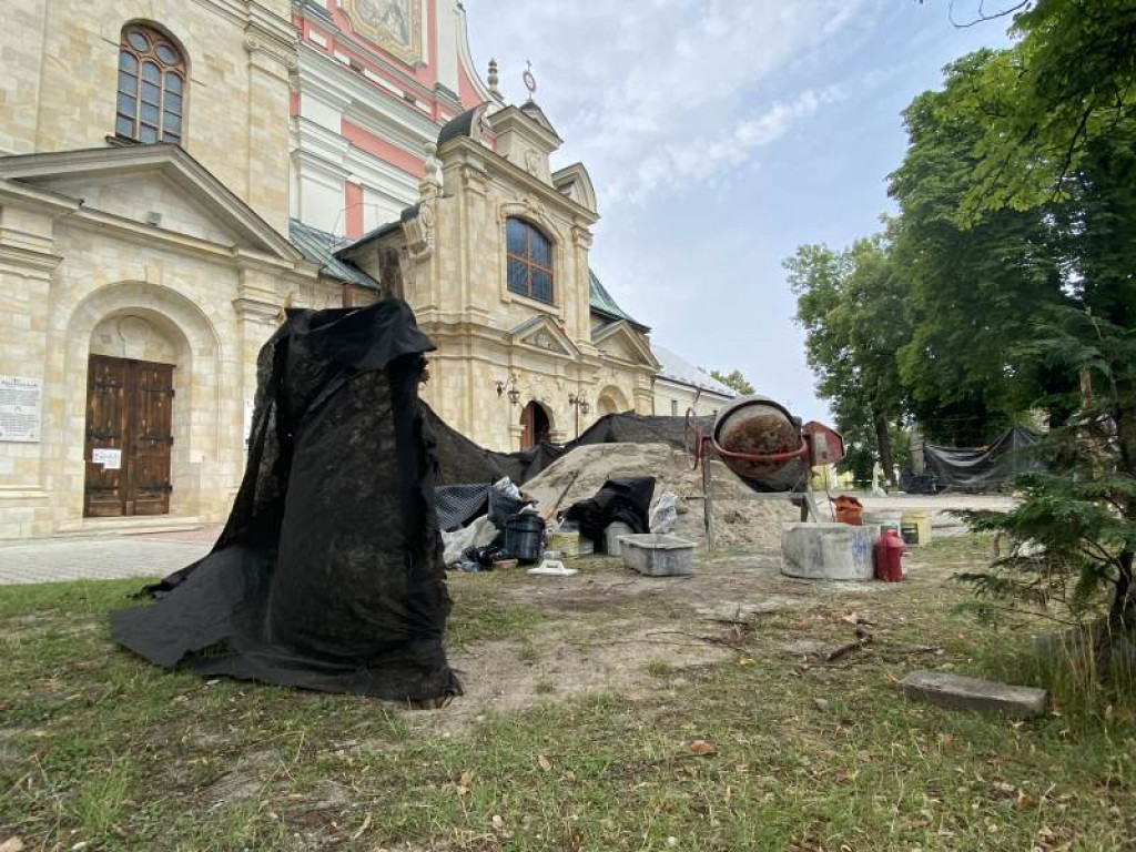 Tarnobrzeg. Rozpoczął się drugi etap prac przy murze obok klasztoru Dominikanów [zdjęcia]