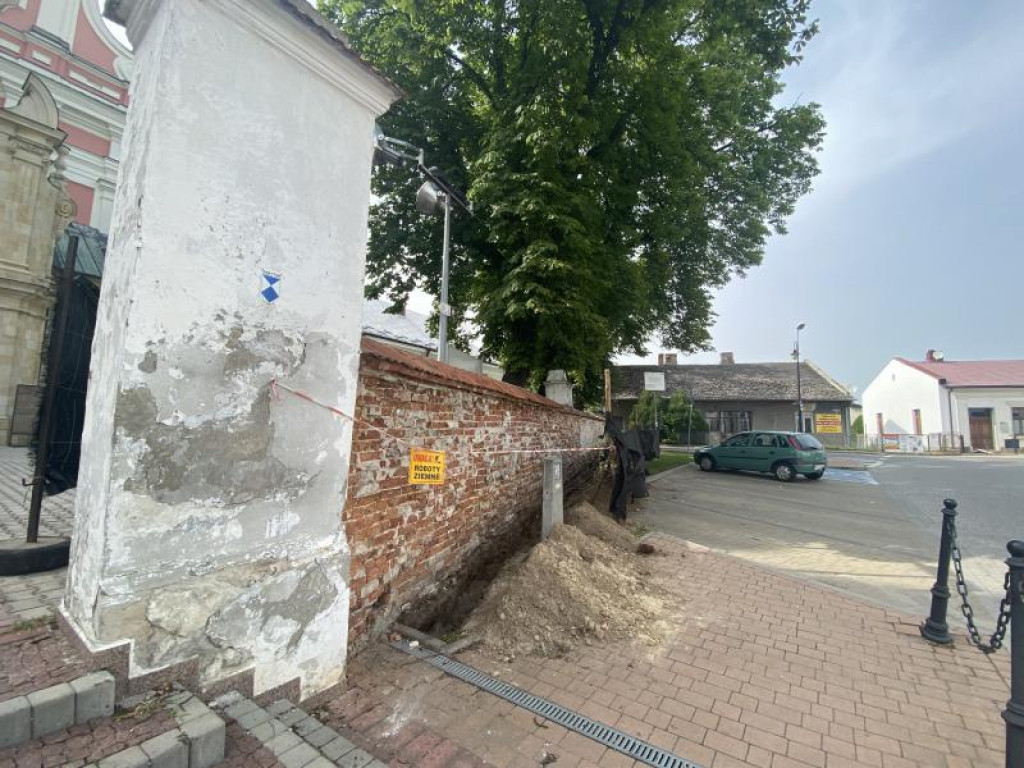 Tarnobrzeg. Rozpoczął się drugi etap prac przy murze obok klasztoru Dominikanów [zdjęcia]
