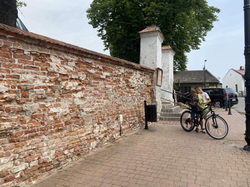 Tarnobrzeg. Rozpoczął się drugi etap prac przy murze obok klasztoru Dominikanów [zdjęcia]