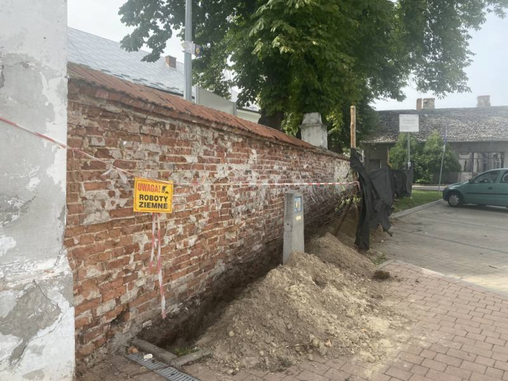 Tarnobrzeg. Rozpoczął się drugi etap prac przy murze obok klasztoru Dominikanów [zdjęcia]