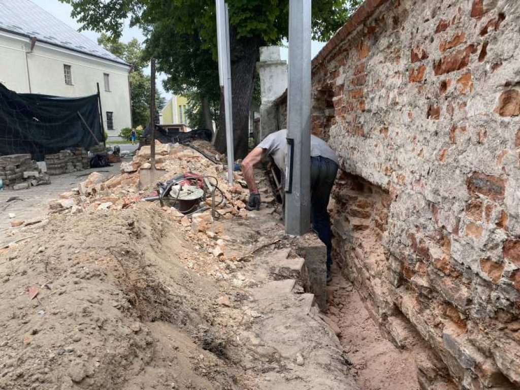 Tarnobrzeg. Rozpoczął się drugi etap prac przy murze obok klasztoru Dominikanów [zdjęcia]