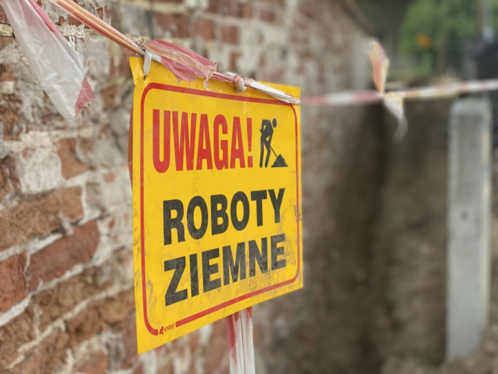 Tarnobrzeg. Rozpoczął się drugi etap prac przy murze obok klasztoru Dominikanów [zdjęcia]