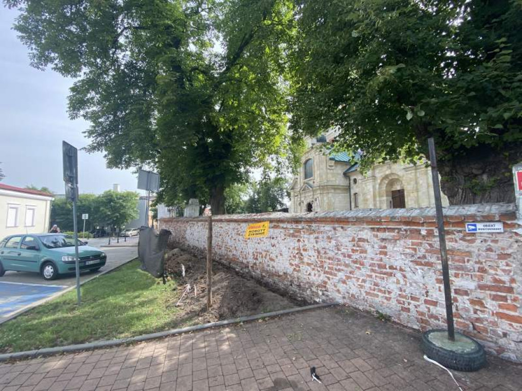 Tarnobrzeg. Rozpoczął się drugi etap prac przy murze obok klasztoru Dominikanów [zdjęcia]