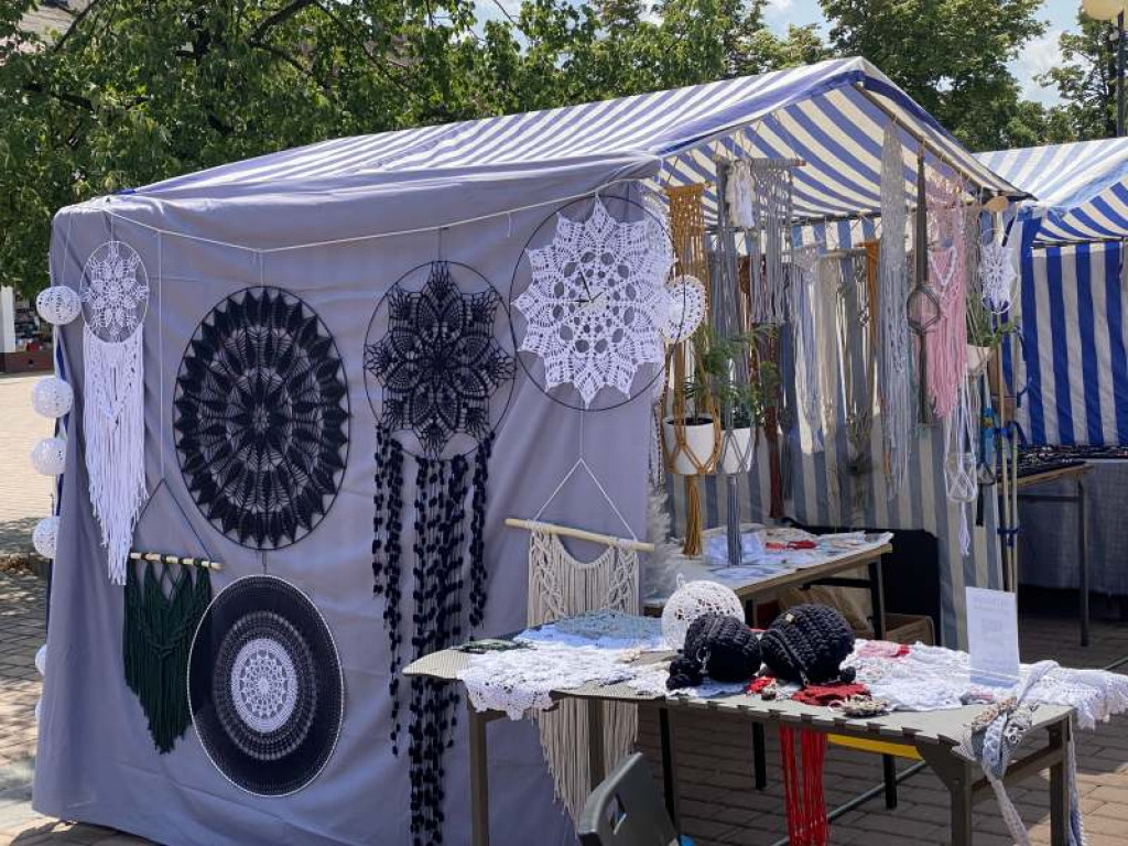 Plecionki, makramy, szydełkowe cuda. Festiwal rękodzieła i rzemiosła w Tarnobrzegu przyciągnął wystawców z różnych zakątków Polski [zdjęcia]