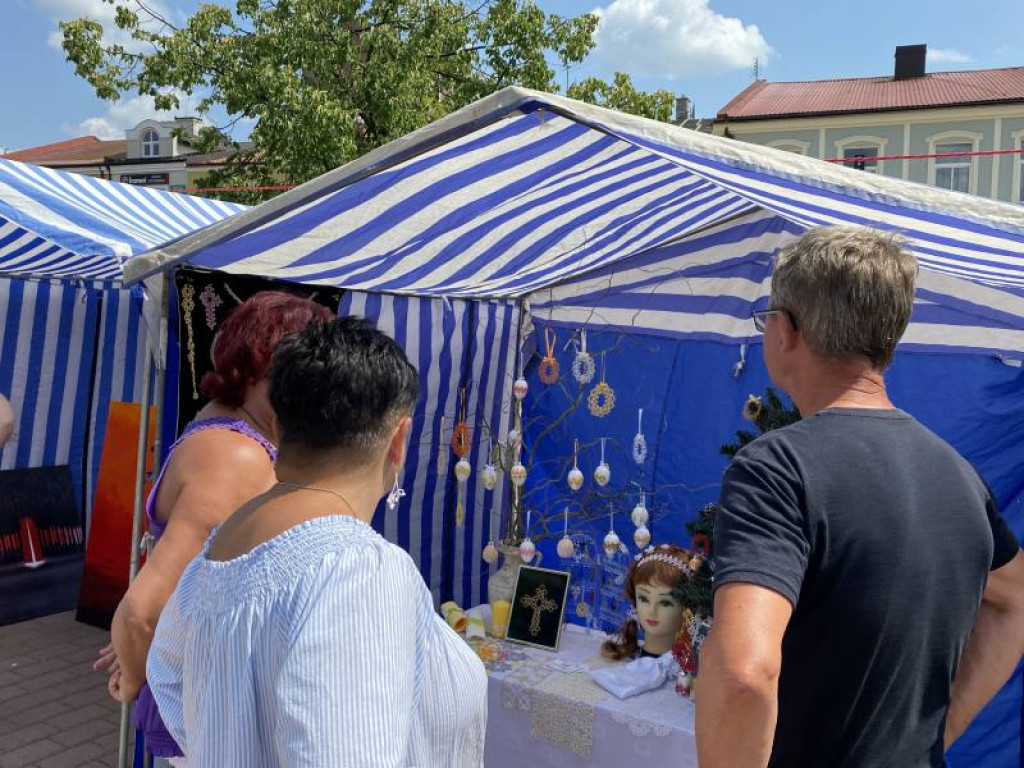 Plecionki, makramy, szydełkowe cuda. Festiwal rękodzieła i rzemiosła w Tarnobrzegu przyciągnął wystawców z różnych zakątków Polski [zdjęcia]