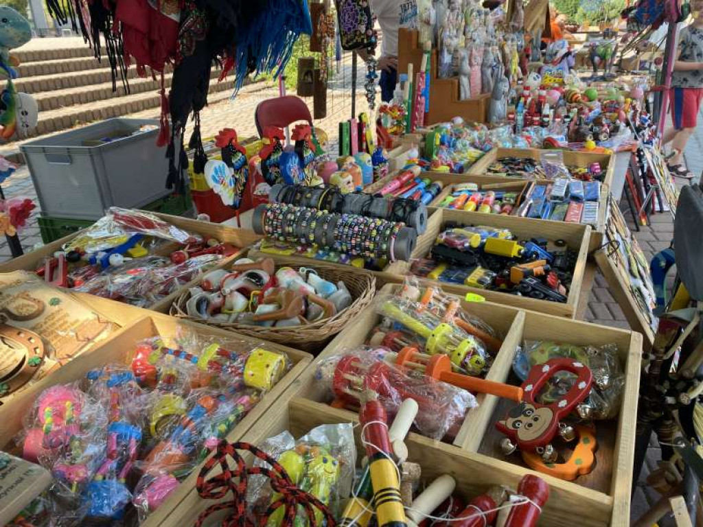 Plecionki, makramy, szydełkowe cuda. Festiwal rękodzieła i rzemiosła w Tarnobrzegu przyciągnął wystawców z różnych zakątków Polski [zdjęcia]