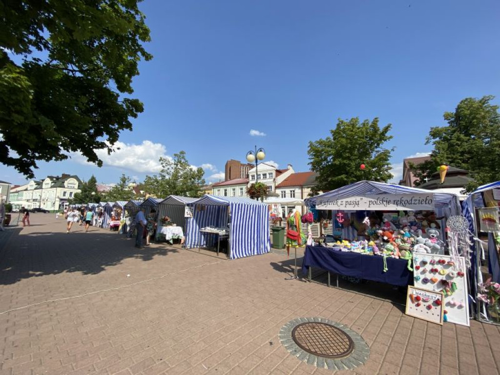 Plecionki, makramy, szydełkowe cuda. Festiwal rękodzieła i rzemiosła w Tarnobrzegu przyciągnął wystawców z różnych zakątków Polski [zdjęcia]