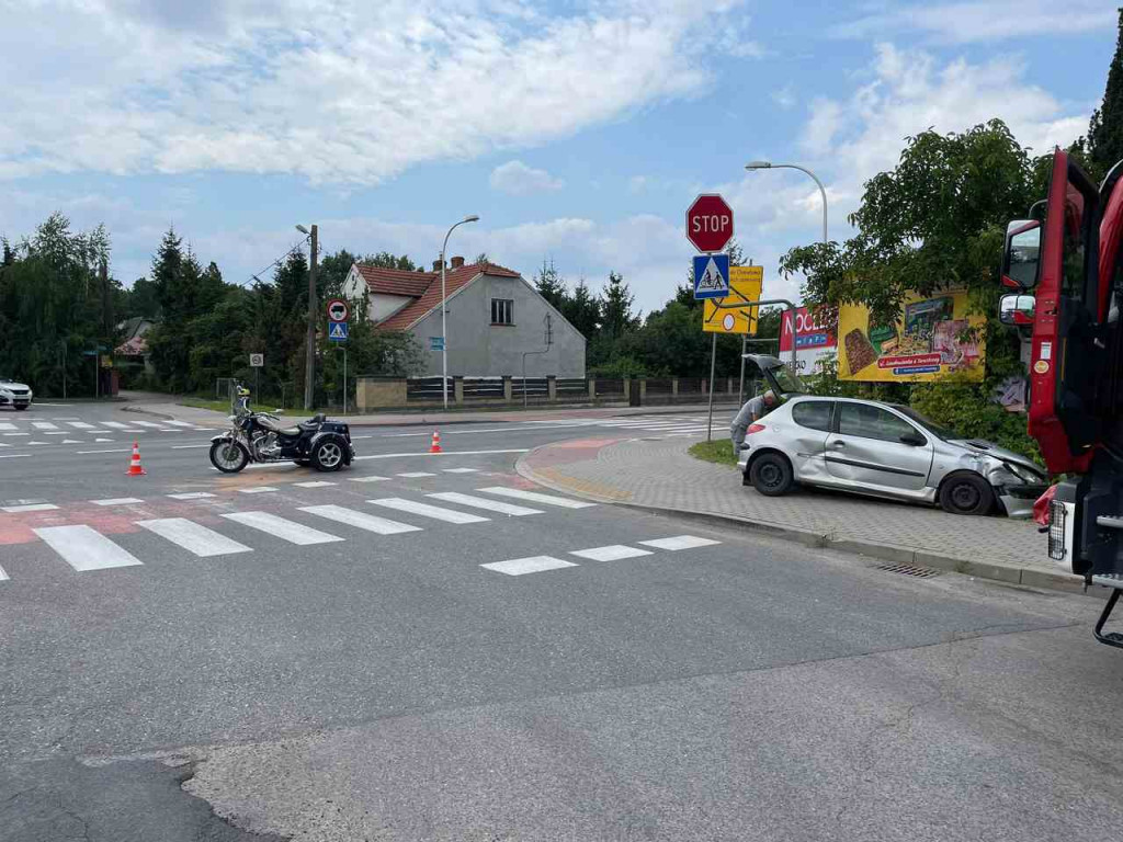 Tarnobrzeg. Peugeot uderzył w trójkołowca. Kierowca motocykla trafił do szpitala [zdjęcia]